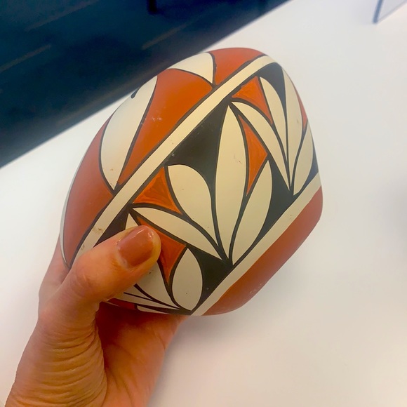 Beautiful signed Native Decor. Isleta Pueblo New Mexico - Picture 4 of 4